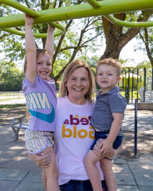 Simpson Online mom at the park with her kids